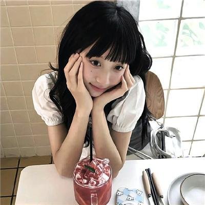 蓝色嘴巴的脸